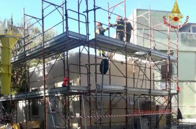 S. Pietro Vernotico, cede solaio di cabina elettrica: tragedia sfiorata per tre operai 