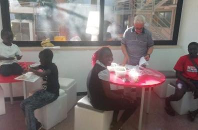 Tutta Adelfia adotta una famiglia senegalese