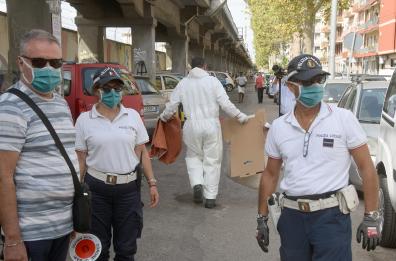 Bari, sgombero in Corso Italia: clochard aggredisce operatore Amiu. L'azienda si costituisce parte civile