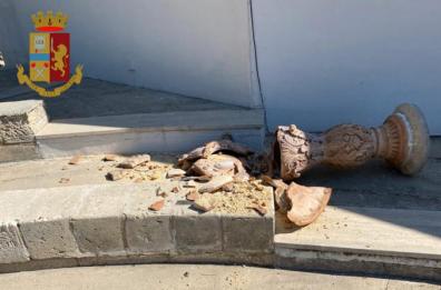 Gallipoli, distrugge fonte battesimale e finisce sui social: nei guai turista 19enne