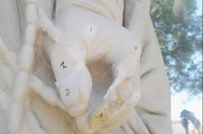 Taurisano, vandali sfigurano e mutilano statua San Pio