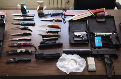Adelfia, in giro con la droga aveva in auto anche coltelli e armi giocattolo: arrestato 46enne