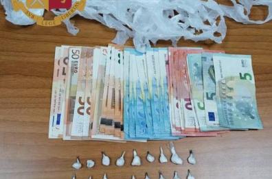 Taranto, spacciavano cocaina in casa: nei guai coppia di pusher 