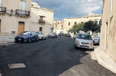 Lecce, asfalto sui basoli: la città insorge sul web