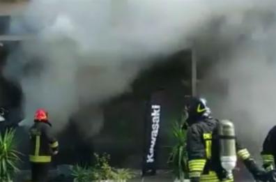 SICILIA - Messina, incendio negozio biciclette via Cesare Battisti VIDEO