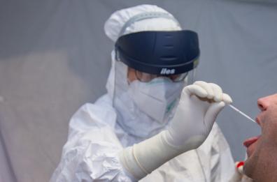 Covid, a Grottaglie più di 300 tamponi: braccianti sotto osservazione 