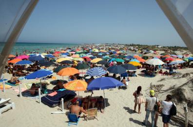 Ferito in spiaggia da un pezzo di vetro nel Salento: chiede danni per quasi 16mila euro
