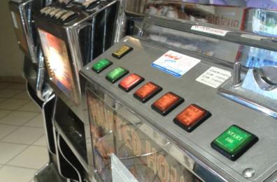 Foggia, tentano di scassinare «videopoker»: si feriscono e fuggono