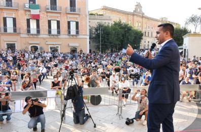 Di Maio a Matera: «Recovery Fund? Soldi in mano a responsabili». Scatta contestazione in piazza