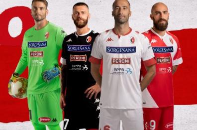 Bari, presentate nuove divise da gioco dei biancorossi. Decaro «Sono simbolo della città»