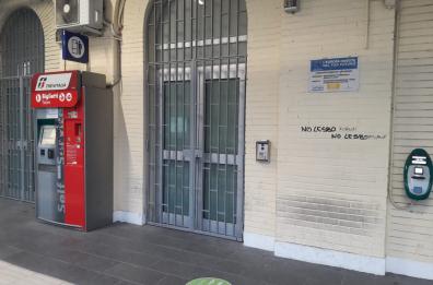 Stazione di Molfetta, cancellate le scritte omofobe