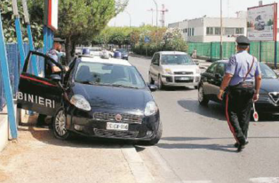 Taranto, gambizzato tra la gente in via Mediterraneo
