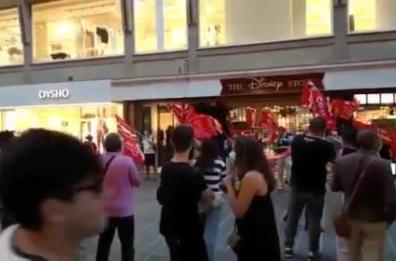 Chiude il Disney Store di Bari, «Non spegniamo la magia»: il sit in dei lavoratori 