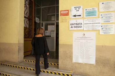 Ore 7, sezioni aperte in Puglia e Basilicata: pugliesi scelgono governatore
Bari: partiti seggi mobili Covid 

