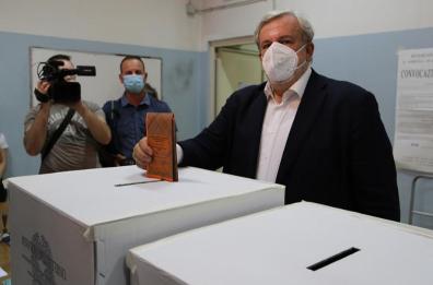 Regionali Puglia, Emiliano vota a Bari nella scuola «Vivante» 