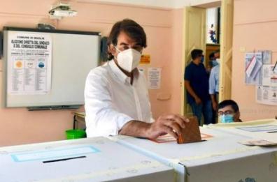 Regionali Puglia, Fitto vota nel seggio di Maglie 