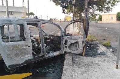 Porto Cesareo, l'auto si schianta contro albero e prende fuoco: in coma un 27enne