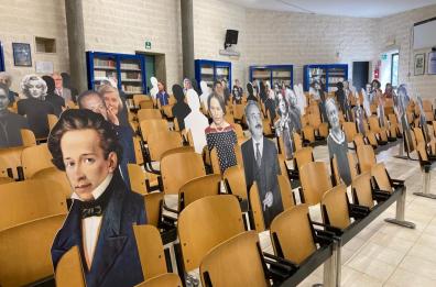 Galatina, al liceo Vallone sagome di grandi personaggi come distanziatori, la ministra Azzolina: «Idea geniale»