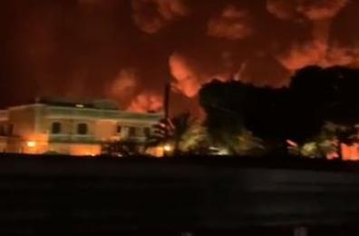 Andria, deposito di merce divorato dalle fiamme: un fulmine forse all'origine