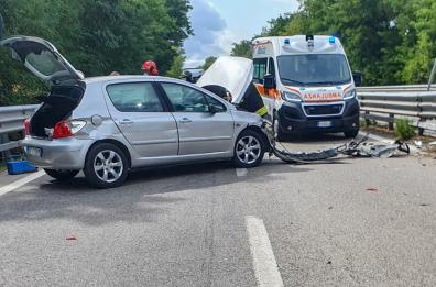 Potenza, auto contro il guardrail sul raccordo autostradale