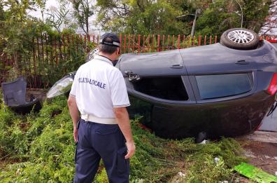 Foggia, auto esce di strada per evitare bici e si ribalta: ferite due ragazze 