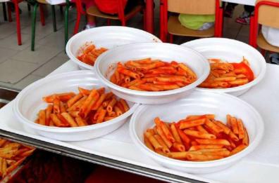 Bari, si mangia a scuola, ma la mensa è al banco