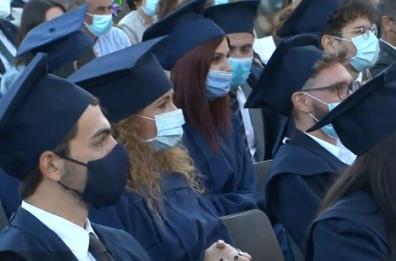 Bari, 400 pergamene per i laureati durante il lockdown: cerimonia in piazza del Ferrarese VD