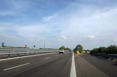 Lecce, furgone si ribalta in tangenziale: 2 feriti portati via in codice rosso
