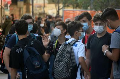 Coronavirus Puglia, obbligo di mascherina all'aperto davanti a scuole, locali, fermate bus e alla Campionaria: l'ordinanza. Lettera al Prefetto per disservizi bus