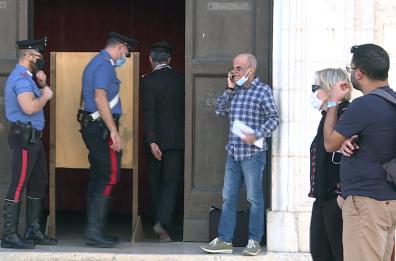 Molfetta, uomo disperato si incatena nella cattedrale e minaccia di darsi fuoco