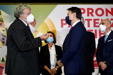 Fiera del Levante 2020, Emiliano regala a Conte penna usb con la serie «Vacanze pugliesi»