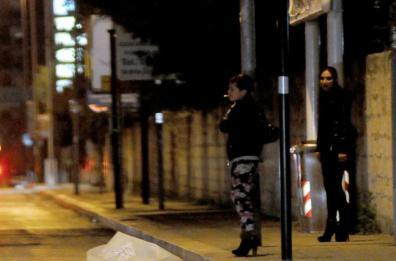 Bari, scopre il marito con una prostituta e picchia entrambi 