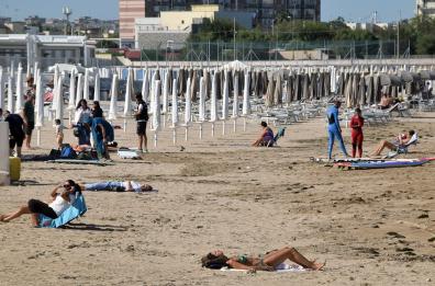 A Bari ottobre come giugno: la domenica c'è chi va ancora al mare