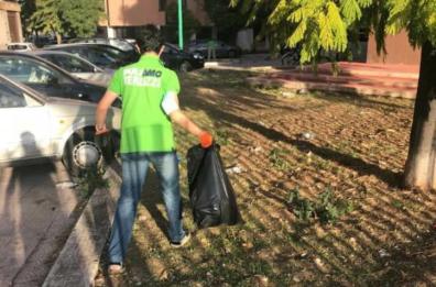 Terlizzi, 3 baby volontari puliscono giardino della scuola materna