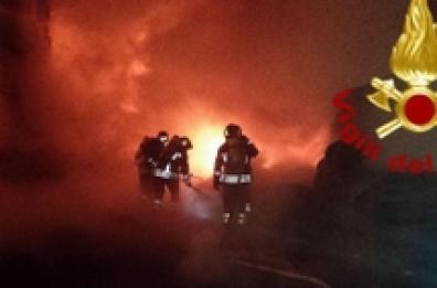 Incendi, fiamme in parco urbano Taranto a ridosso del Mar Piccolo