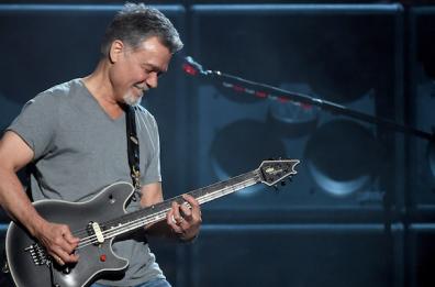 Addio ad Eddie Van Halen, il leggendario chitarrista è morto a 65 anni