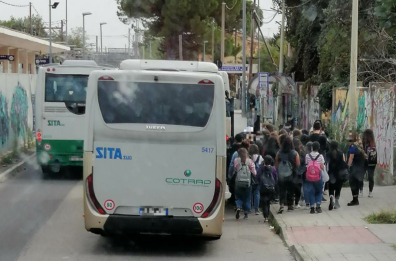 «Nei bus come sardine, rischio contagi»: allarme nel Barese