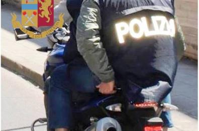 Taranto, droga e una mazza chiodata tra le cassette di frutta: denunciato commerciante