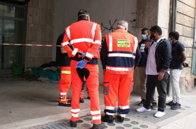 Lecce, cadavere di un senzatetto trovato sotto i portici a due passi dal centro