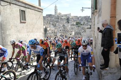 Giro d'Italia, al via la settima tappa con partenza da Matera: oggi arriva a Brindisi 
