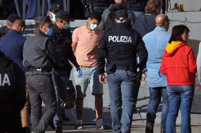Bari rivolta sulla nave di migranti, oltre 50 positivi a bordo. Le autorità: no allo sbarco di altri 350
E a Brindisi fuggono 40 minorenni