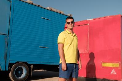 «Cartoline»: i cambiamenti della vita nel nuovo lavoro del rapper salentino Gaston