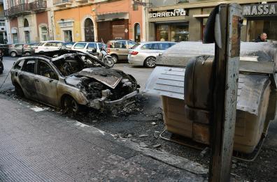 Bari, fiamme in pieno centro distruggono auto e danneggiano negozio: indagini