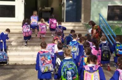 Gravina, arrivano i volontari anti-assembramento davanti alle scuole