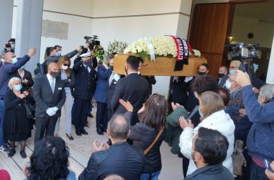 Foggia, l'ultimo saluto al tabaccaio ucciso durante una rapina. Il vescovo: «Chi sa parli»