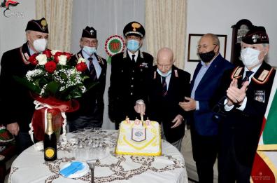 Mottola, nonno Vincenzo spegne 100 candeline: era ex carabiniere durante la II Guerra Mondiale