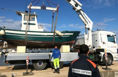 Mola, sequestrate barche ormeggiate abusivamente al porto: denunciati i proprietari
