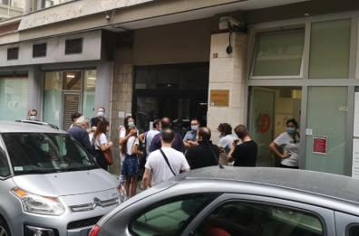 Bari, è rivolta contro il laboratorio analisi. I titolari: «Nessun pericolo, rispettiamo norme»