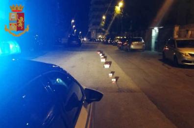 Fesca, stanno per far esplodere fuochi d'artificio ma arriva la polizia e scappano: sequestrati