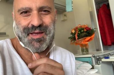 Alessandro Quarta commuove i social: «Ho avuto un tumore, non riuscivo più a tenere il violino»